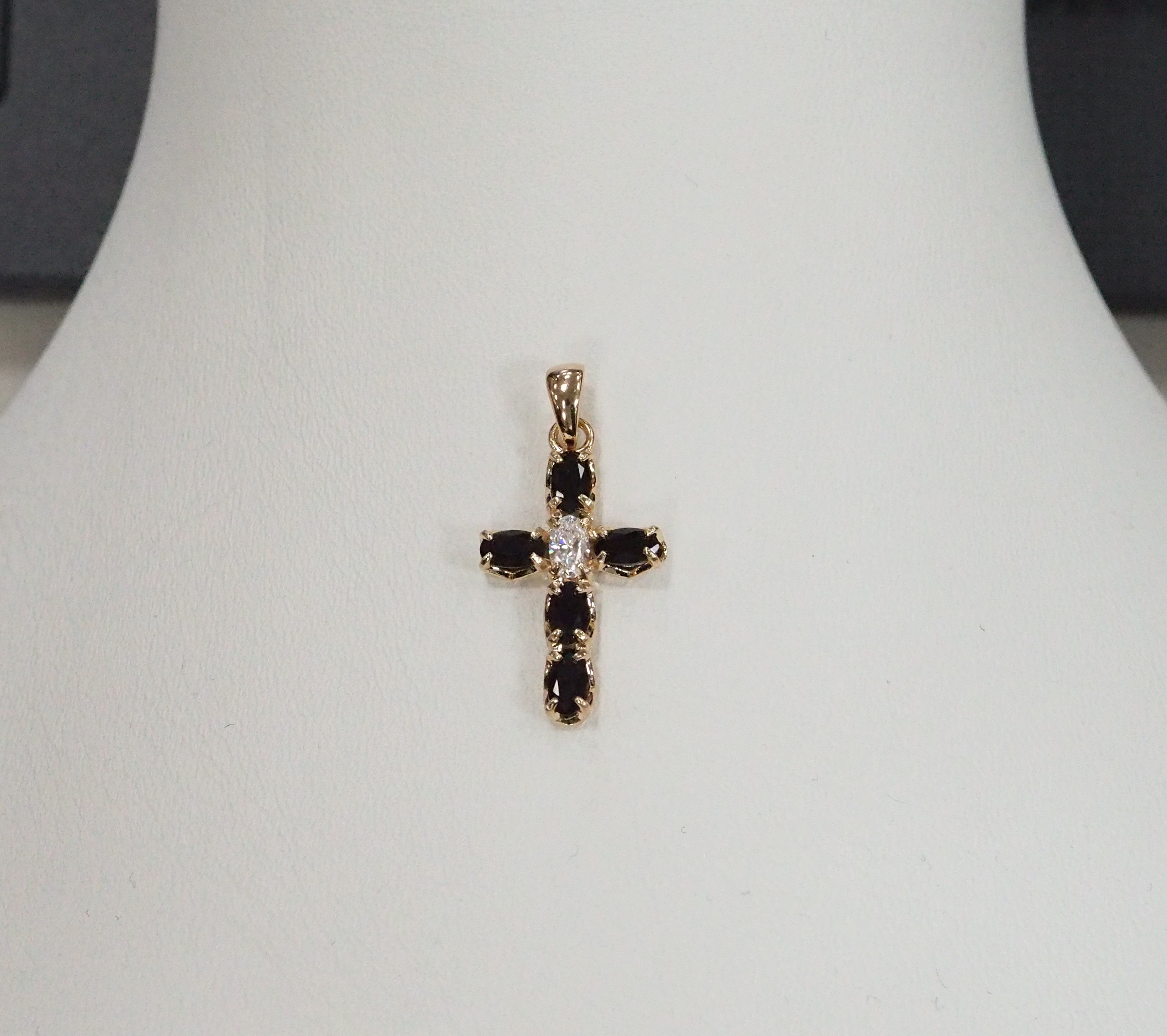 Серебряная подвеска-крест с муассанитом и черными турмалинами